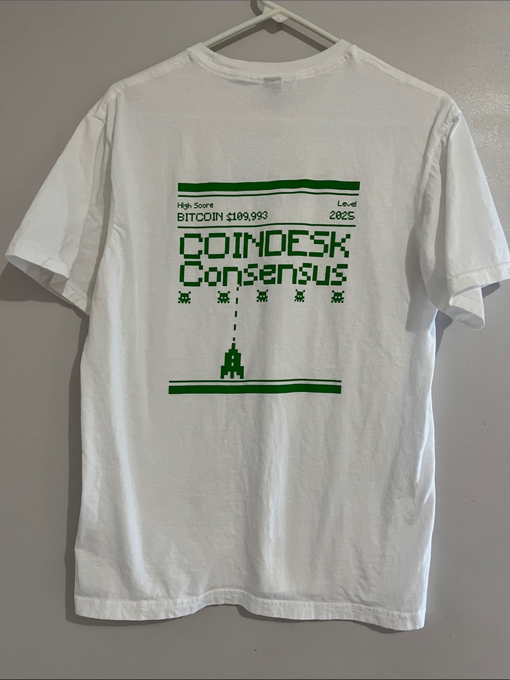 Bitcoin game medium Classic White Crewneck T-Shirt - Men's medium gildan soft